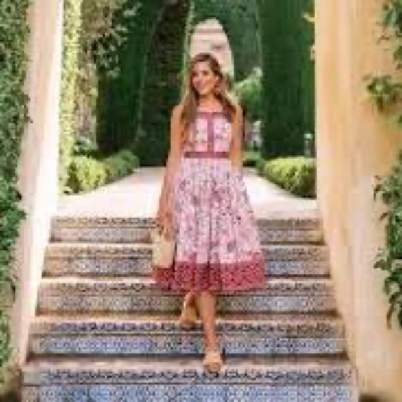 Gal Meets Glam Esme - Picture 1 of 2